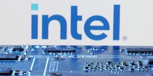 Le logo d'intel a cote d'une carte mere d'ordinateur