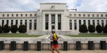 Un joggeur passe devant le batiment de la reserve federale a washington, dc