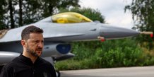 Le president ukrainien zelensky a cote d'un avion de combat f-16