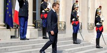 Le president francais emmanuel macron descend les marches du palais de l'elysee a paris