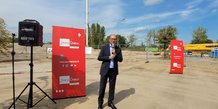 Sébastien Martin, Président d’Intercommunalités de France et Président du Grand Chalon, devant  la dernière cheminée de l’ancienne usine Nordéon (ex Philipps)