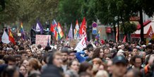 Des manifestants protestent contre le refus d' emmanuel macron de nommer un premier ministre de gauche, a paris