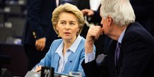 Ursula von der Leyen avec Michel Barnier au Parlement européen en 2020.