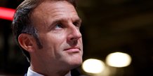 Le president francais emmanuel macron visite le salon de l'automobile