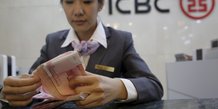 Une employée de la banque chinoise ICBC en 2016